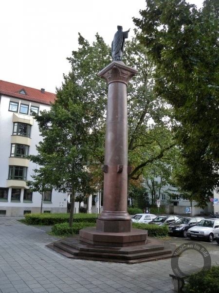 Bennosäule auf dem Friedrich-Miller-Platz in der Maxvorstadt in München