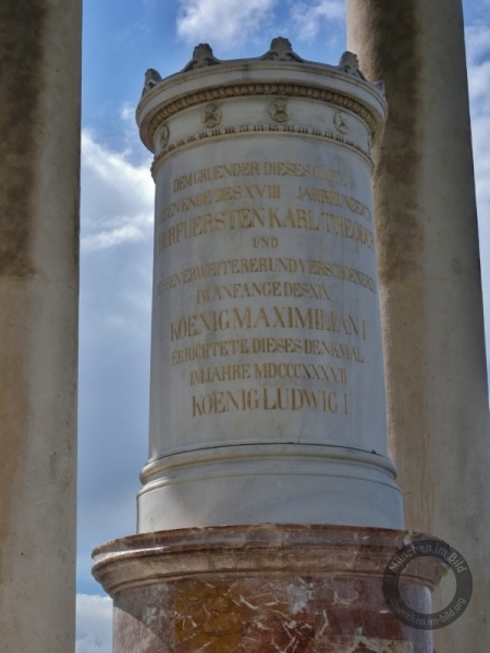 Denkmal für Karl Theodor und König Maximilian I. im Monopteros im Englischen Garten in München