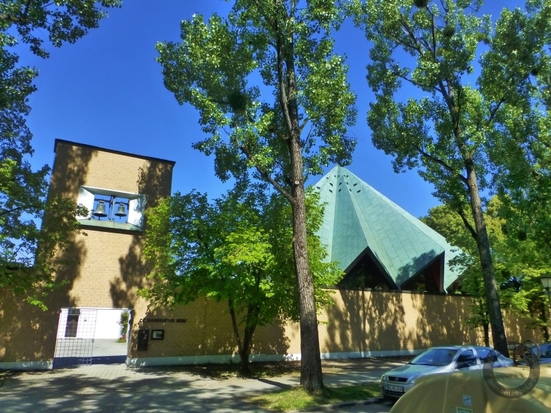 Kirche Zur Heiligsten Dreifaltigkeit in der Maria-Ward-Straße in Nymphenburg (München)