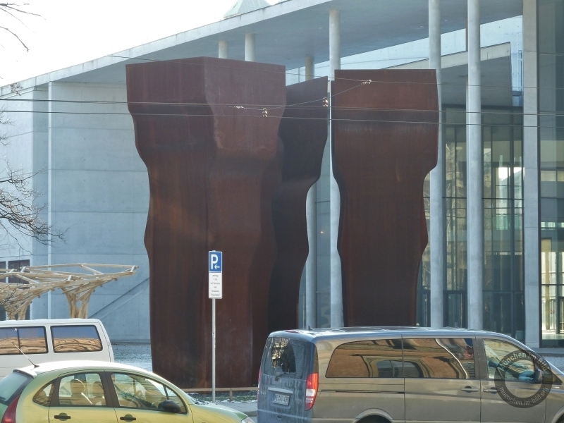 Großplastik "Buscando la Luz" von Eduardo Chillida in der Maxvorstadt in München