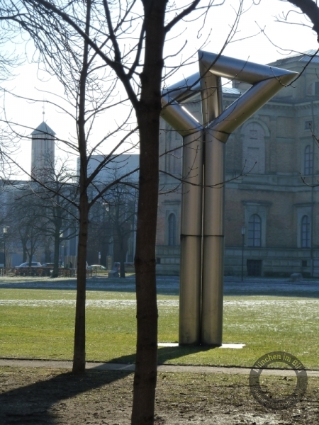 Skulptur "Doppelsäule 23/70" von Erich Hauser in der Maxvorstadt in München
