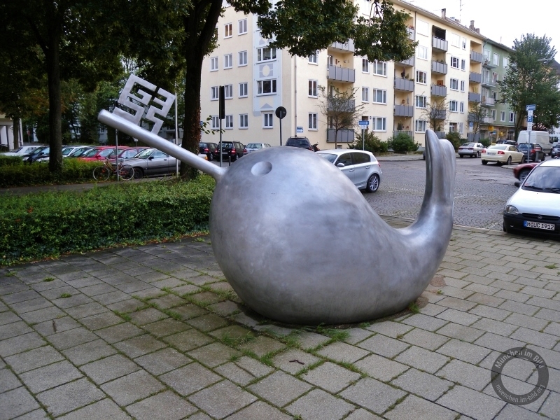 Skulptur "Fisch und Schlüssel" auf dem Ferdinand-Miller-Platz in der Maxvorstadt in München