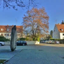 Denkmal für den Hl. Johann von Capistran in der Gotthelfstraße in München-Bogenhausen