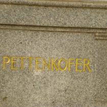 Denkmal für Max von Pettenkofer am Maximiliansplatz in München
