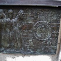 Relieftafeln "Geschichte des Geldwesens" am Promendaplatz in München