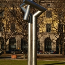 Skulptur "Doppelsäule 23/70" von Erich Hauser im Skulpturenpark der Pinakothek in München