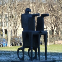 Plastik "Große Biga" von Fritz Koenig vor der Alten Pinakothek in München