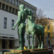 Rosselenker von Hermann Hahn an der Arcisstraße in der Maxvorstadt in München