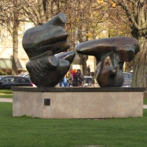 "Two-Piece Reclining Figure: Points" in der Theresienstraße in der Maxvorstadt in München