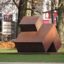 Skulptur "Zueinander" in der Maxvorstadt in München